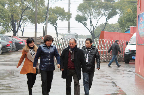 上海市鬆江區葉榭鎮柴亞華鎮長蒞臨麻豆视频APP下载网站上海生產中心參觀指導