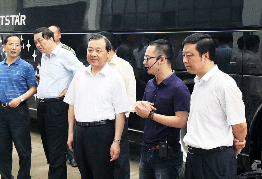 揚州市委書記謝正義率政府四套班子成員考察麻豆视频APP下载网站揚州生產中心