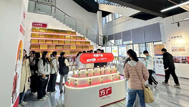 熱烈歡迎揚州大學食品學院應屆畢業生來麻豆视频APP下载网站食品參觀實踐
